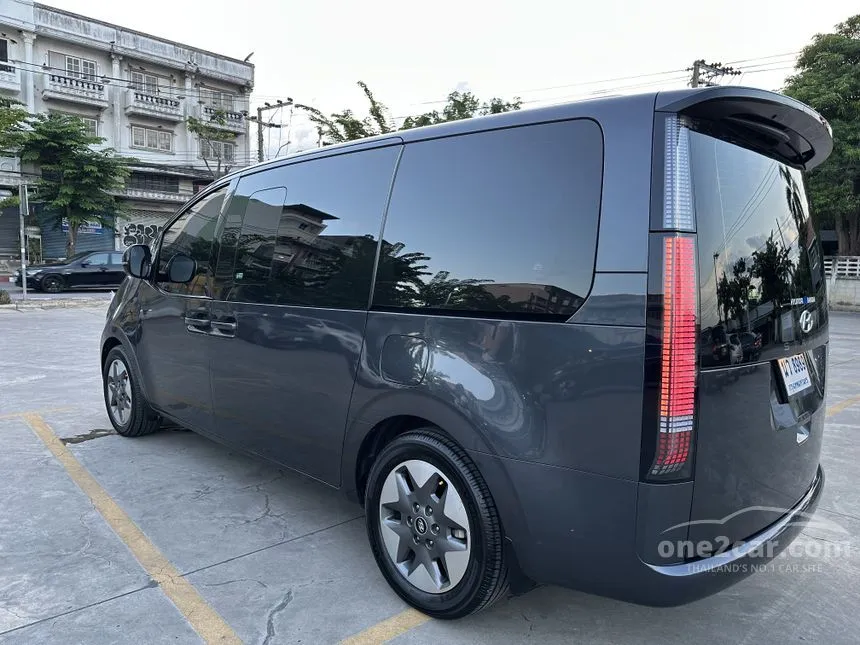 2022 Hyundai Staria SEL Van