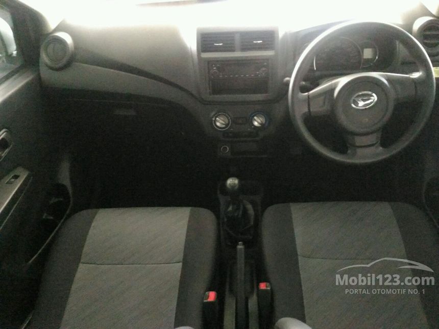 Jual Mobil  Daihatsu  Ayla  2021 M 1 0 di Jawa Timur Manual 