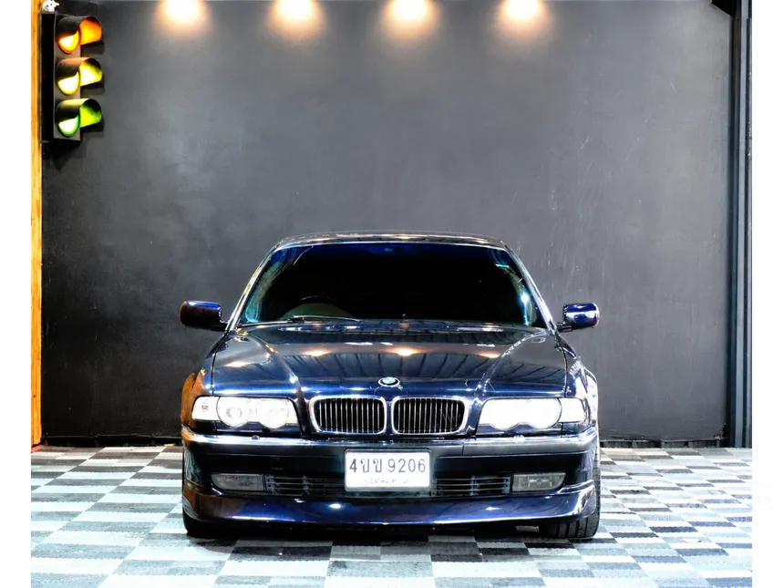2000 BMW 730i Sedan