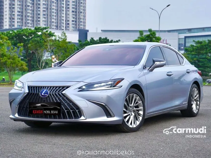 2022 Lexus ES 300h Ultra Luxury Sedan