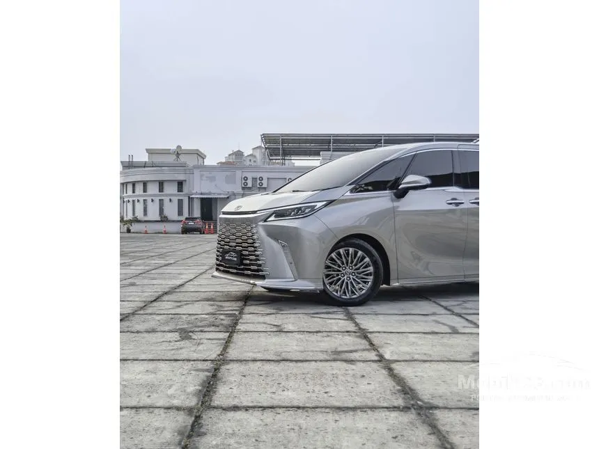 2024 Lexus LM 350h 4 Seater MPV