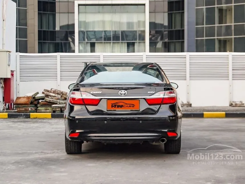 2017 Toyota Camry V Sedan
