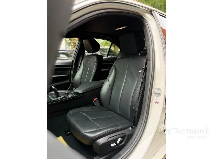 2018 BMW 320i Luxury Sedan