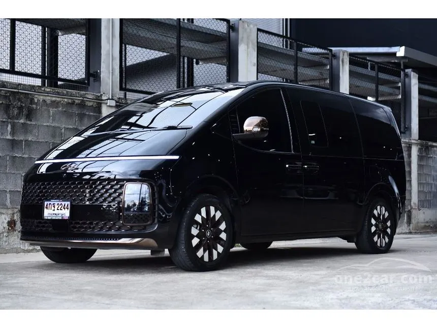 2023 Hyundai Staria Premium with sunroof Van