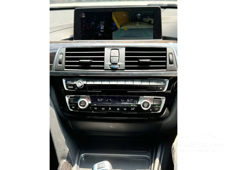 2018 BMW 320i Luxury Sedan