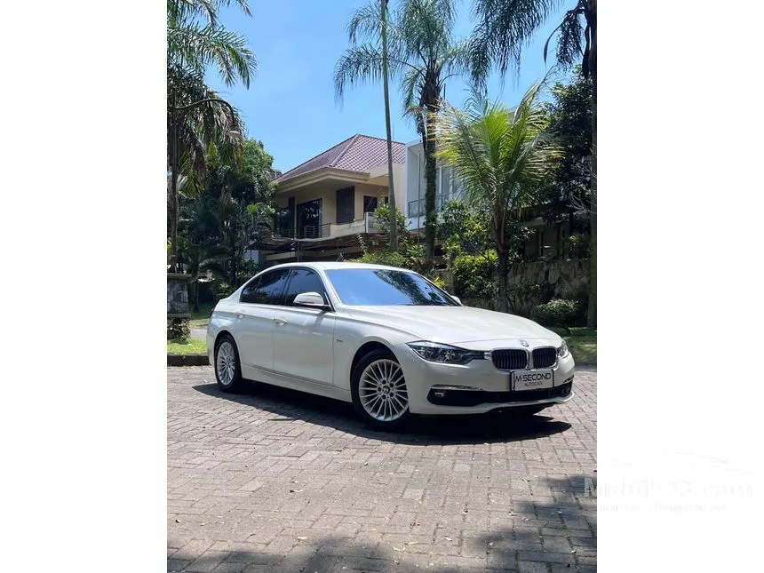 2018 BMW 320i Luxury Sedan