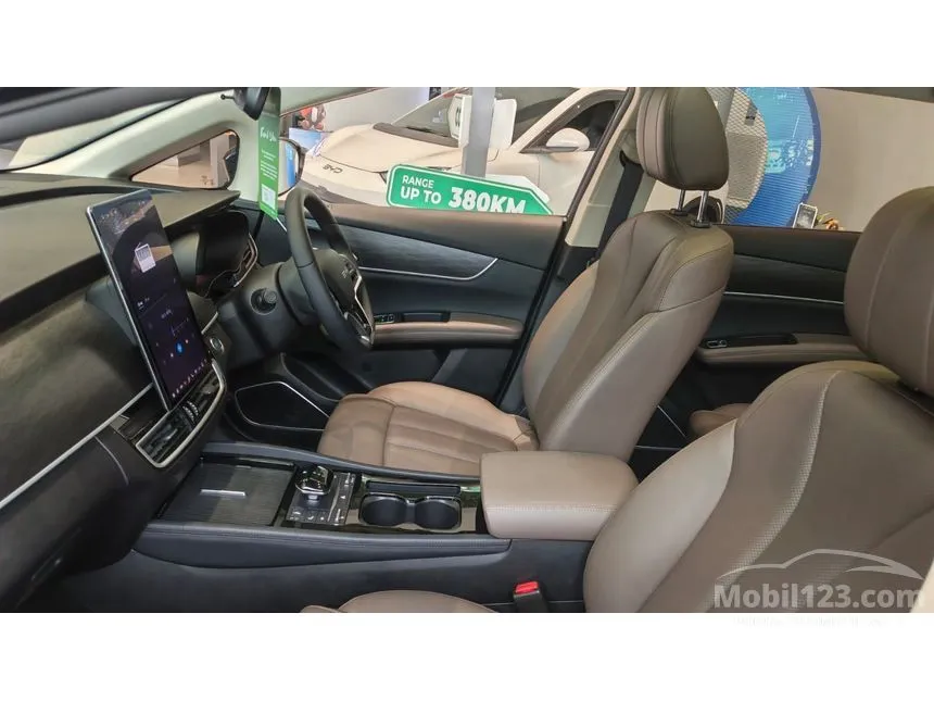 2025 BYD M6 Superior Captain 6-seater MPV