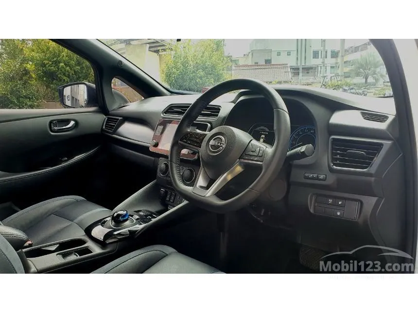 2023 Nissan Leaf (2 Tone) Hatchback