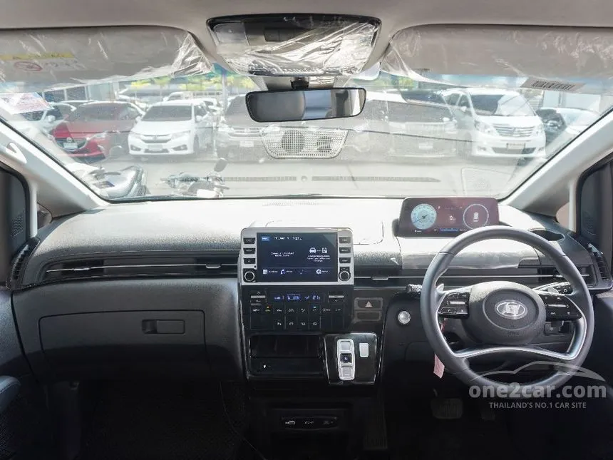 2022 Hyundai Staria SEL Van