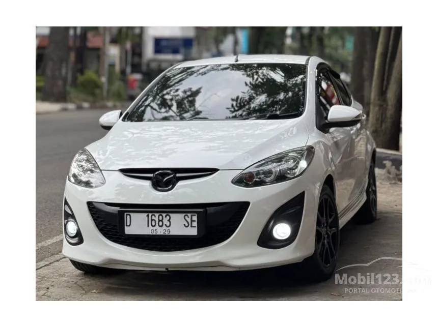 Jual Mobil Mazda 2 2013 R 1.5 di Jawa Barat Automatic Hatchback Putih Rp 129.000.000