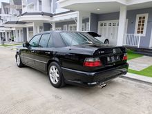 Mercedes-Benz Mercy Boxer 300E 3.0 Sedan