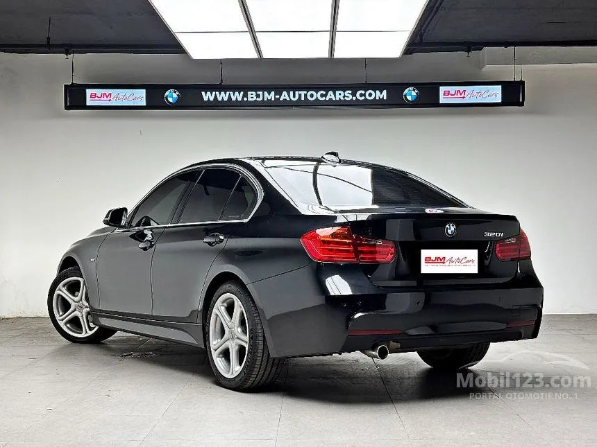 2013 BMW 320i Luxury Sedan