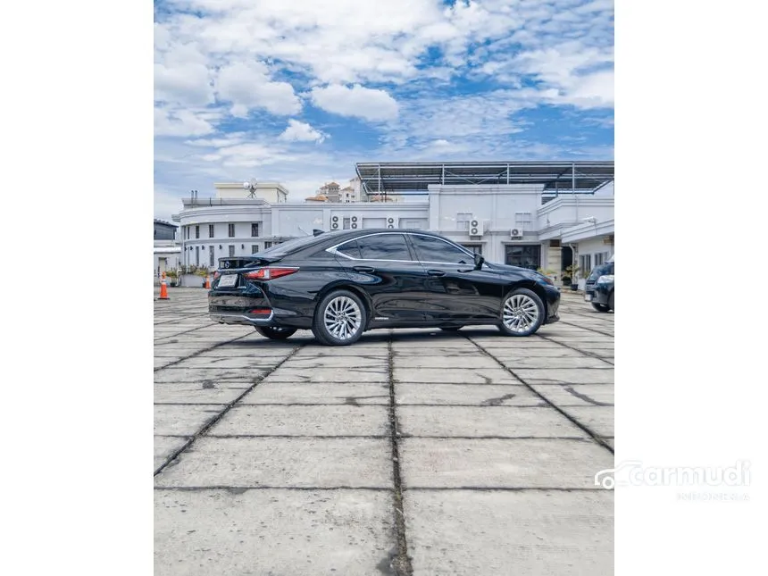 2021 Lexus ES 300h Ultra Luxury Sedan