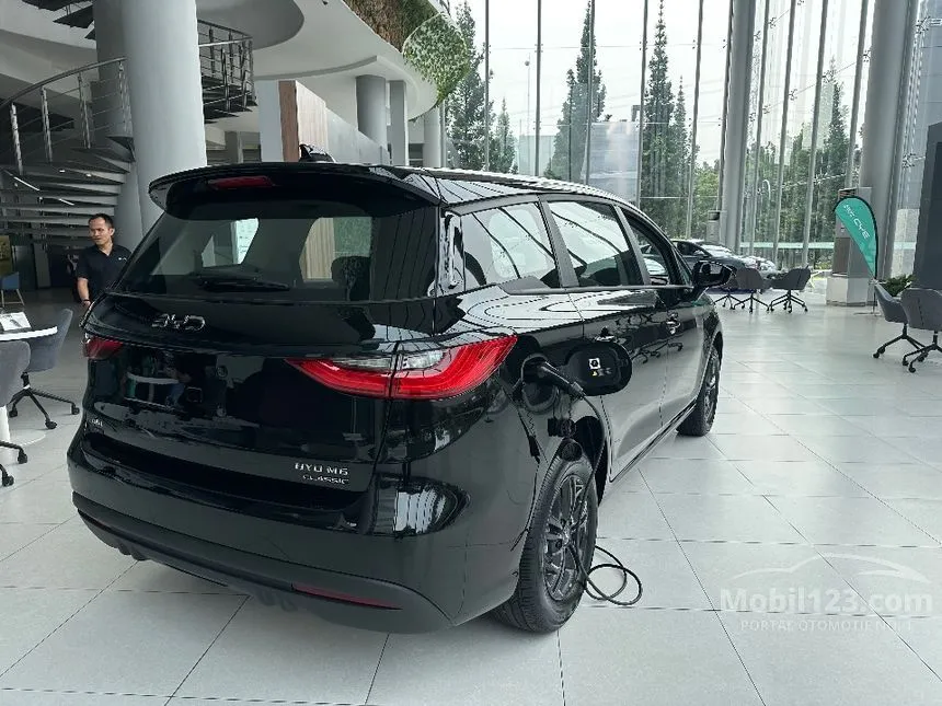 2026 BYD M6 DM-i Cross Advanced PHEV MPV