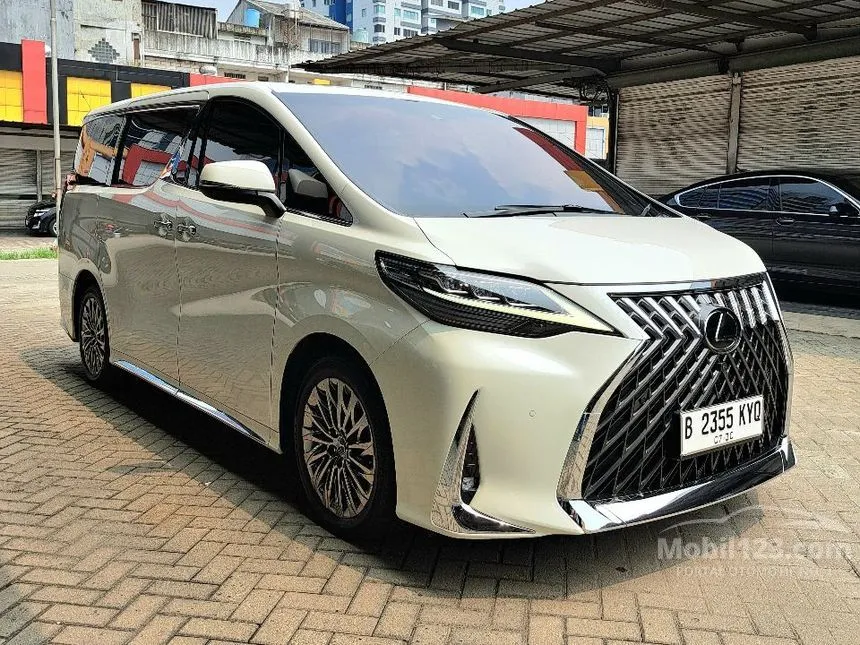 2023 Lexus LM 350 7 Seater MPV