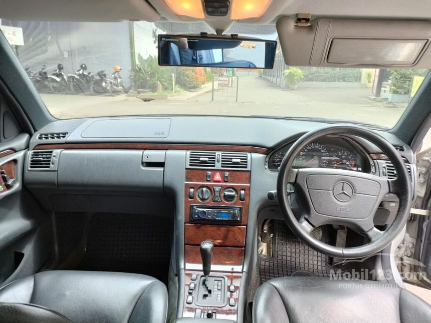 1998 Mercedes-Benz E320 Sedan