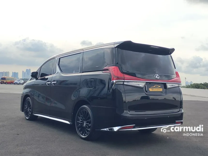 2022 Lexus LM350 Van Wagon