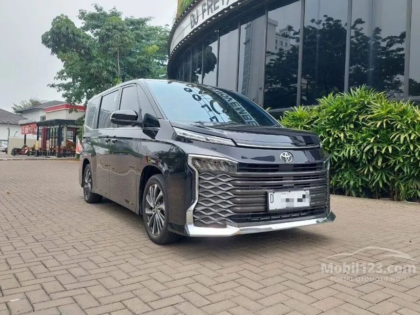 Jual Mobil Toyota Voxy 2022 2.0 di Banten Automatic Van Wagon Ungu Rp 499.500.000