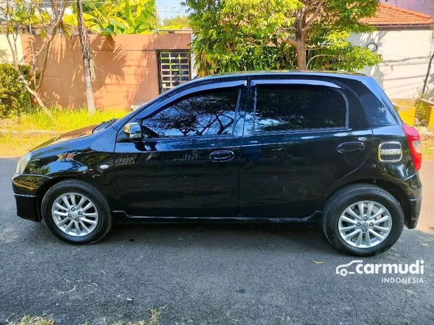 2013 Toyota Etios Valco G Hatchback