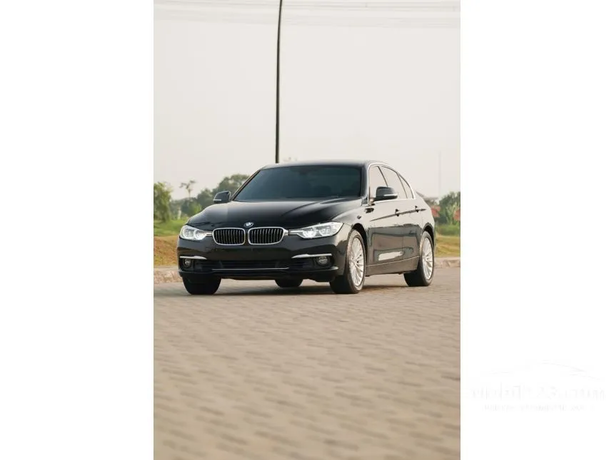 2019 BMW 320i Luxury Sedan