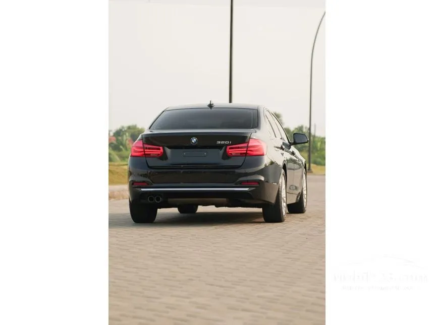 2019 BMW 320i Luxury Sedan