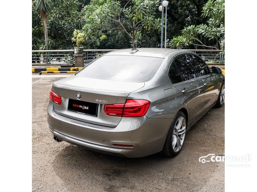 2018 BMW 320i Luxury Sedan