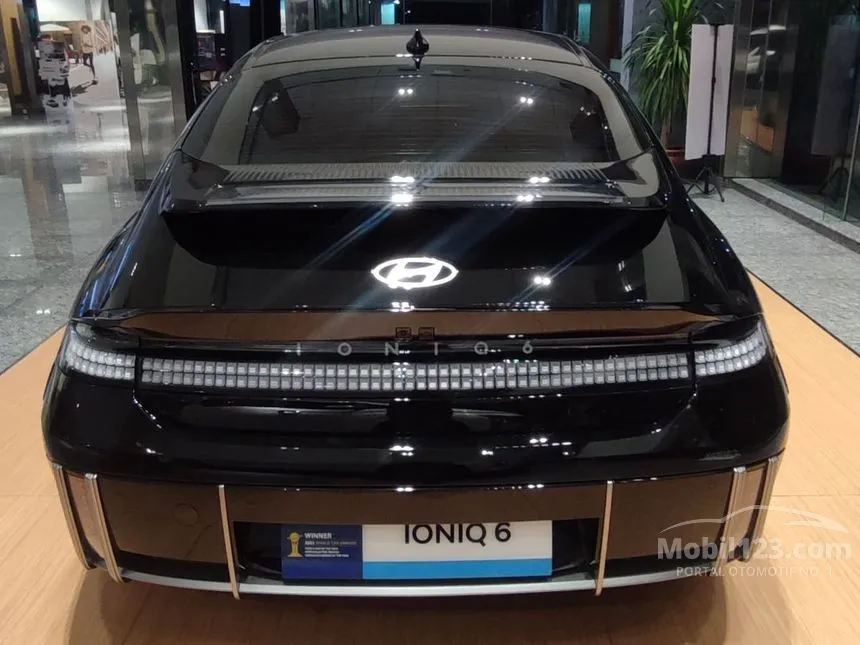 2024 Hyundai IONIQ 6 Signature Long Range Sedan