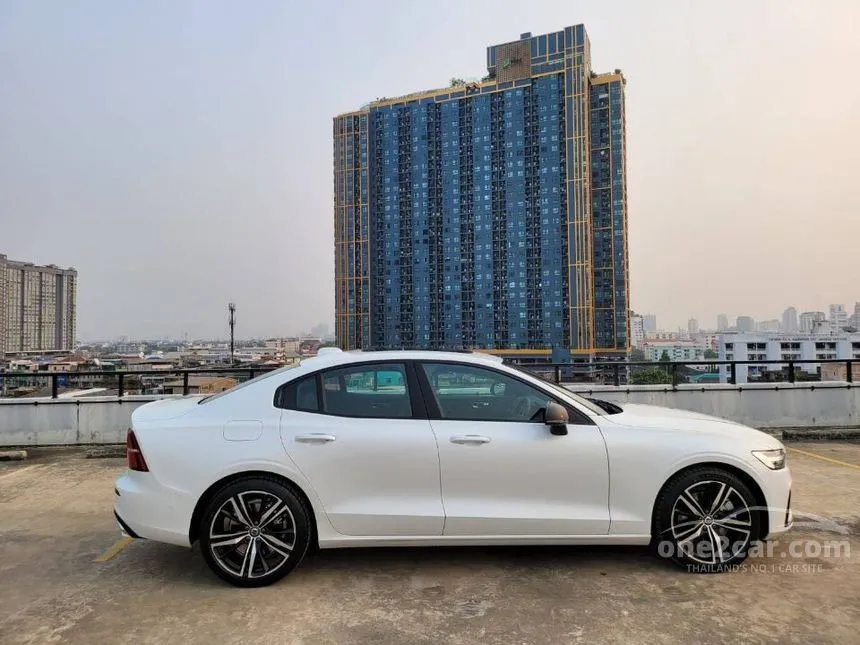 2022 Volvo S60 Recharge T8 R-Design Sedan