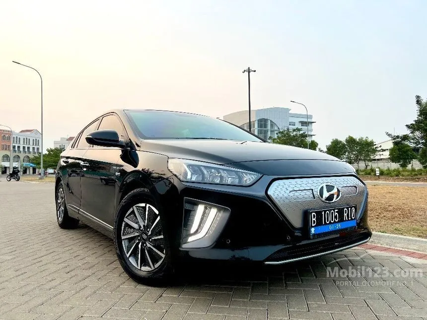 2020 Hyundai IONIQ Electric Signature Fastback