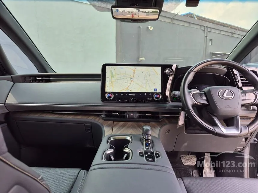 2024 Lexus LM 350h 7 Seater MPV