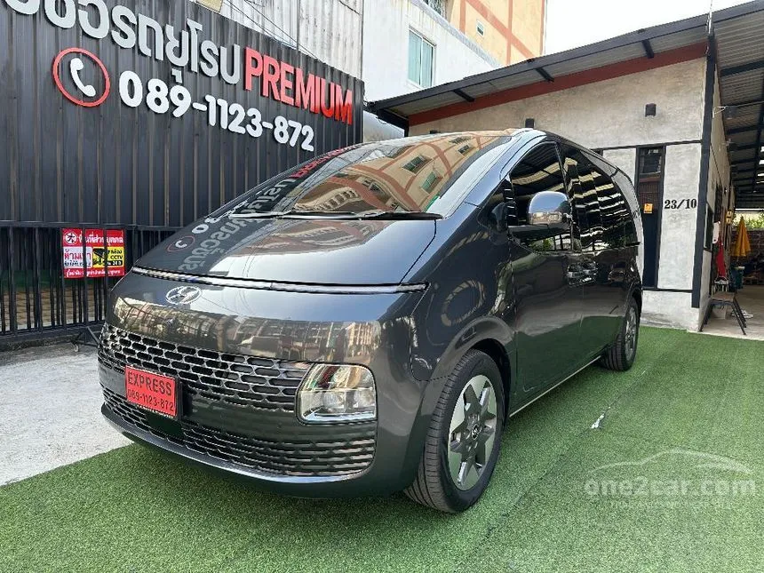 2022 Hyundai Staria SEL Van