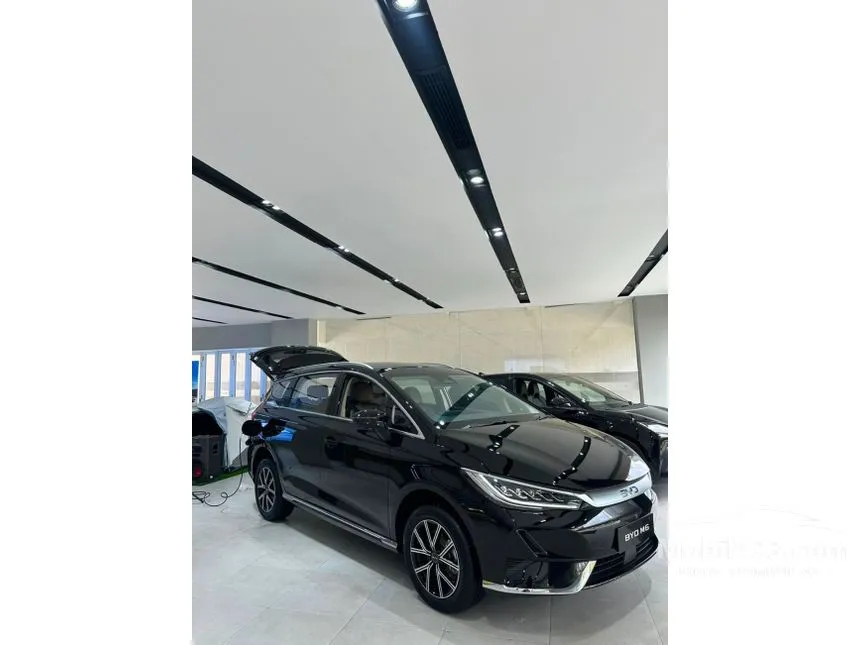 2025 BYD M6 Superior Captain 6 Seater MPV