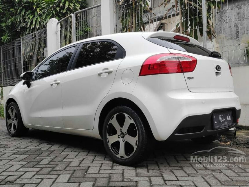 Jual Mobil KIA Rio 2013 UB 1.4 di Jawa Timur Manual Hatchback Putih Rp