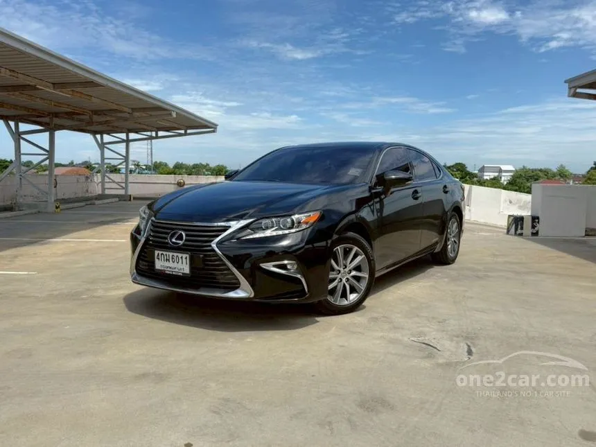 2015 Lexus ES300h Luxury Sedan