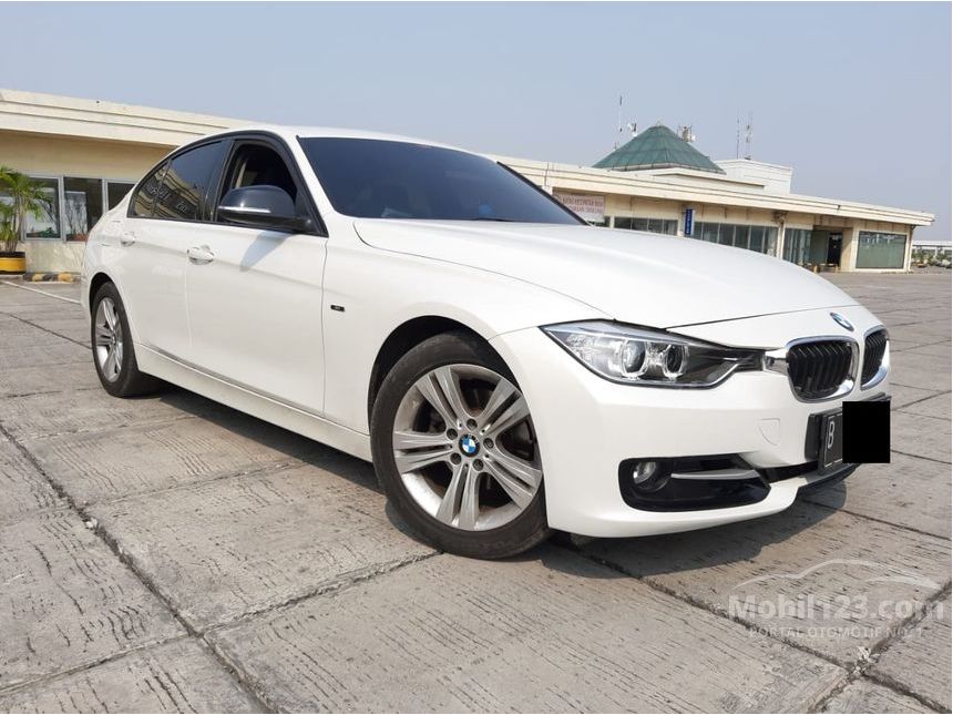 Jual Mobil BMW 320i  2021 M Sport 2 0 di DKI Jakarta 