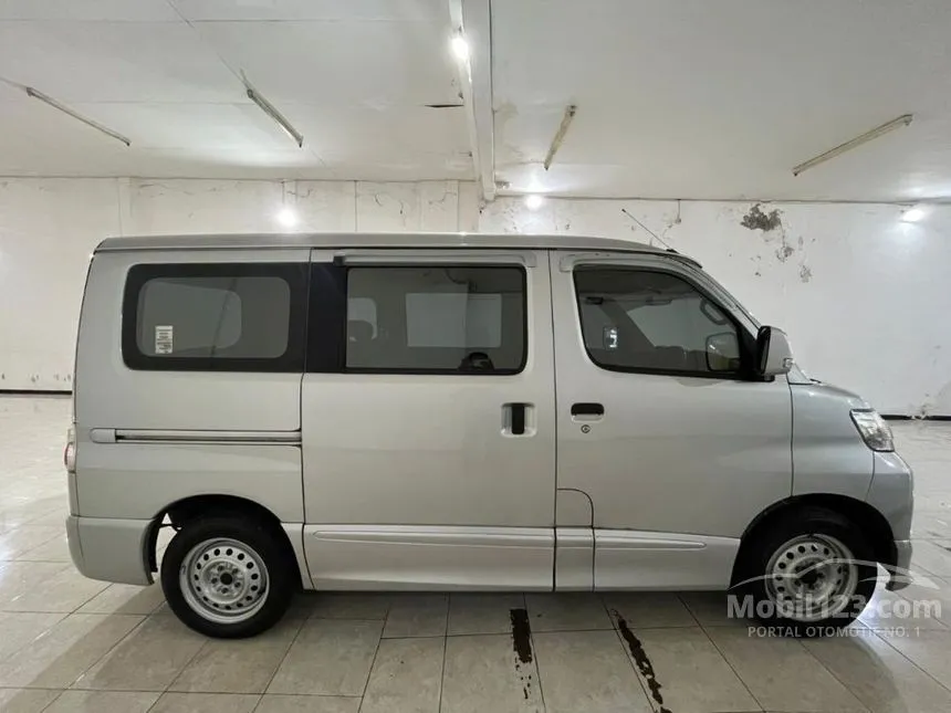 2022 Daihatsu Luxio D Van