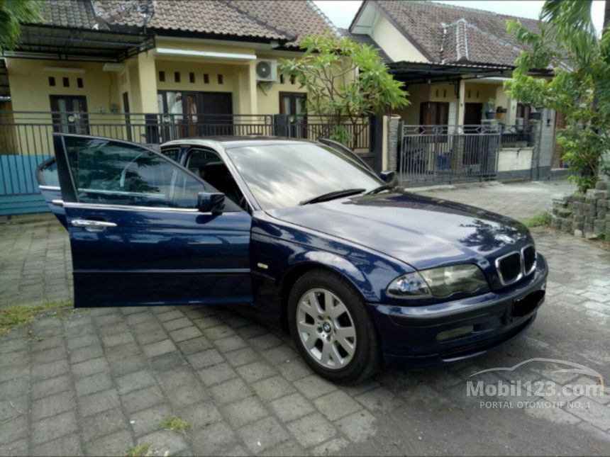 2002 BMW 318i Sedan