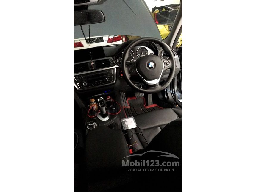 2012 BMW 320i Luxury Sedan