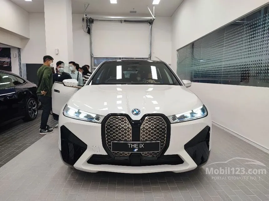 Jual Mobil BMW iX 2023 xDrive40 Sport di Banten Automatic Wagon Putih ...