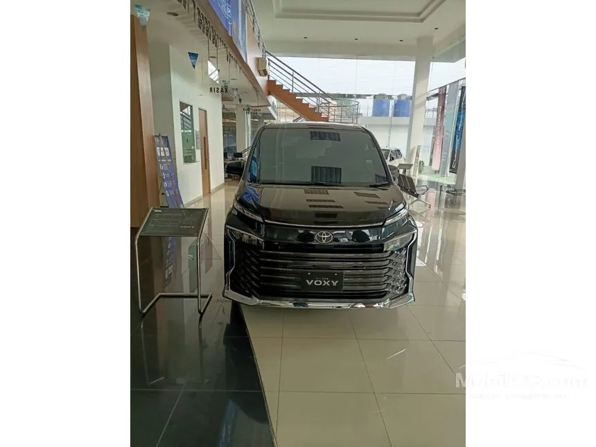 Jual Mobil Toyota Voxy 2024 2.0 di Banten Automatic Van Wagon Hitam Rp 580.000.000
