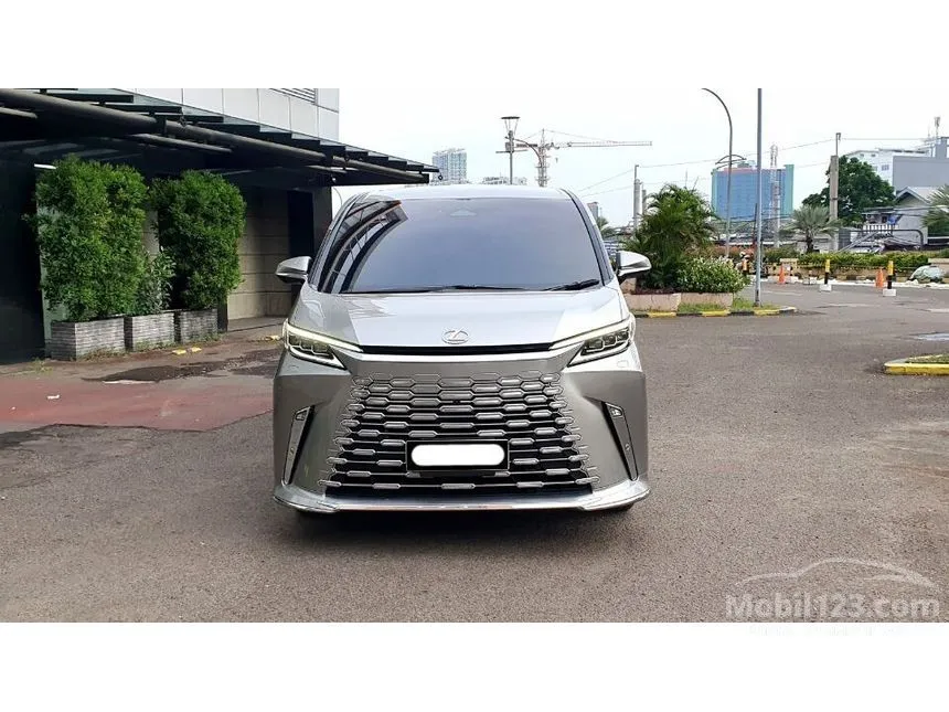 Jual Mobil Lexus LM350 2023 3.5 di DKI Jakarta Automatic Van Wagon Silver Rp 2.150.000.000