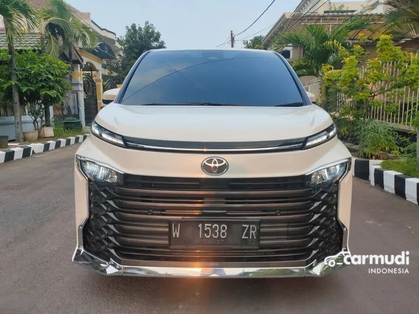 Jual Mobil Toyota Voxy 2022 2.0 di Jawa Timur Automatic Wagon Putih Rp 550.000.000