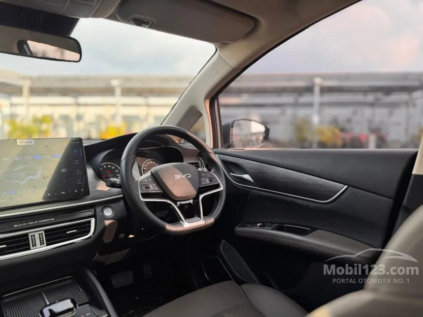 2024 BYD M6 Superior 7 Seater MPV