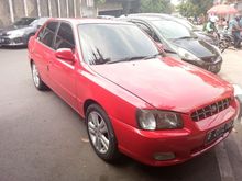 mobil hyundai verna 2001 manual warna merah,, body mulus, bensin irit