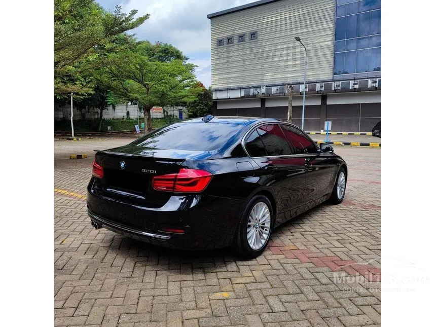 2018 BMW 320i Luxury Sedan