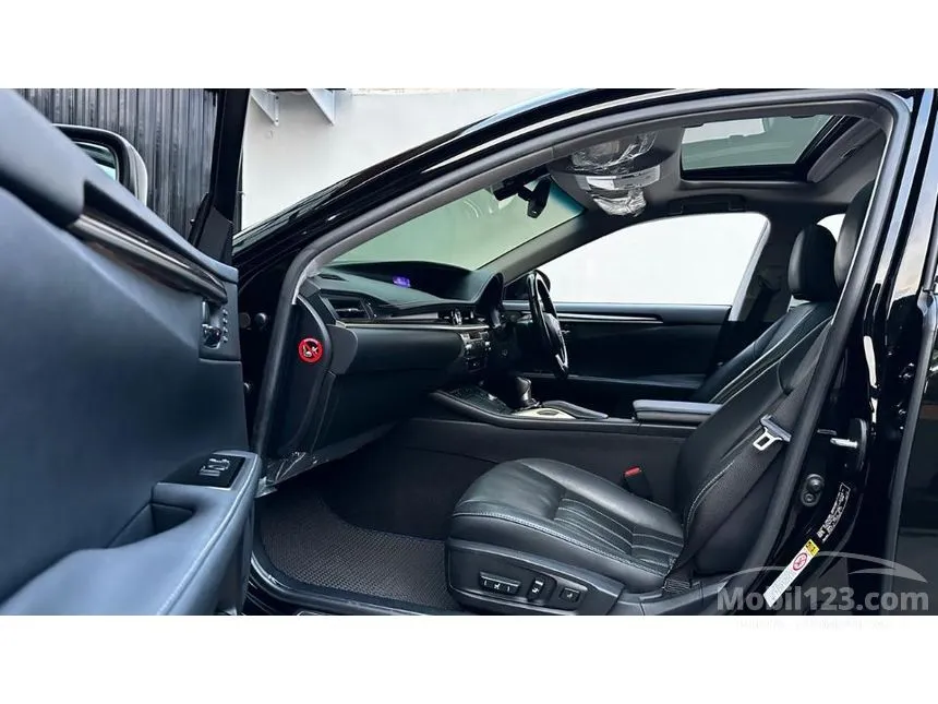 2017 Lexus ES 300h V6 Sedan