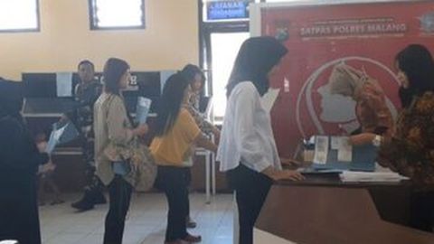 Wanita Cuma Perlu Waktu 15 Menit untuk Perpanjang SIM