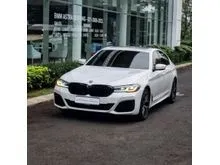 2023 BMW 520i 2.0 M Sport Sedan. JARANG WARNA PUTIH,  BARU 11.000KM, SPORTY DAN SANGAT NYAMAN, TERLARIS BELAKANGAN INI. WARRANTY PANJANG. NEGO
