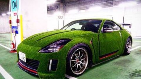 Modifikasi Aneh, Nissan Fairlady Terlihat Ramah Lingkungan Berkat Balutan Rumput