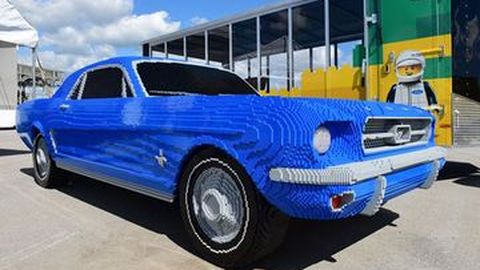 Lego Bangun Ford Mustang 1964 dengan Ukuran Asli